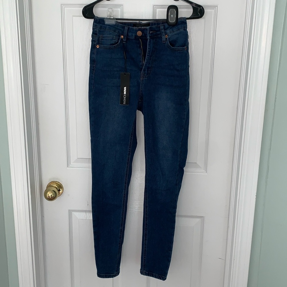*Never worn* Blue jeans. Size 7, NOT juniors.